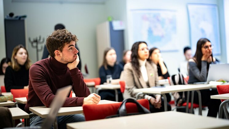 Üliõpilased Jakobi 2 õppehoone auditooriumis